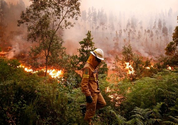 Situação em Portugal ainda é 'preocupante', dizem autoridades sobre incêndio