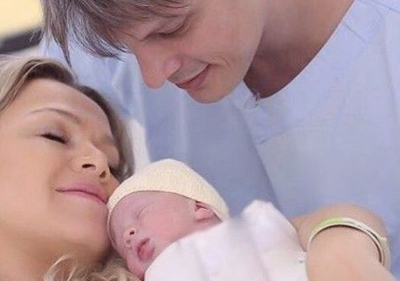 Eliana mostra rostinho da filha pela primeira vez: 'Estamos em festa'