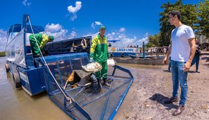 Metodologia inovadora: Prefeito JHC lança ecoboat para atuar na limpeza da lagoa