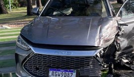 Carro e caminhão colidem na orla da Ponta Verde