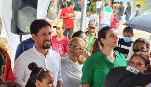 Mães de Arapiraca participam de homenagem organizada por Rodrigo Cunha no centro da cidade