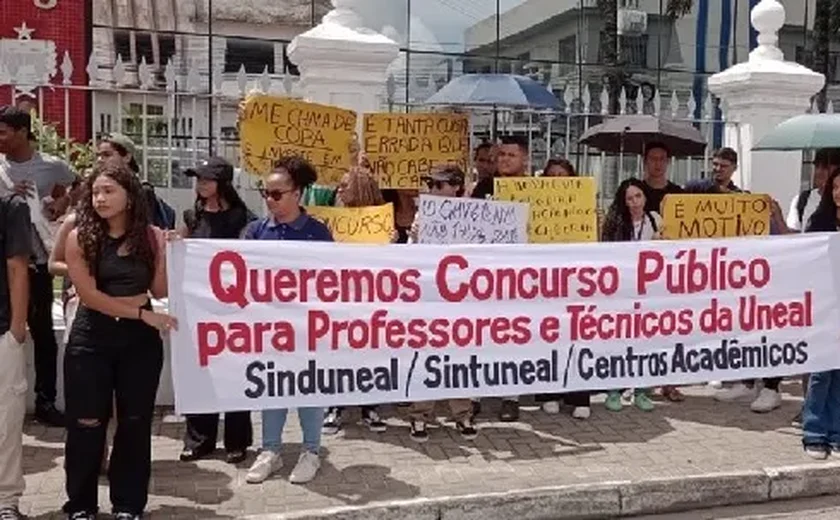 Uneal realiza paralisação para cobrar concurso público e restaurante universitário