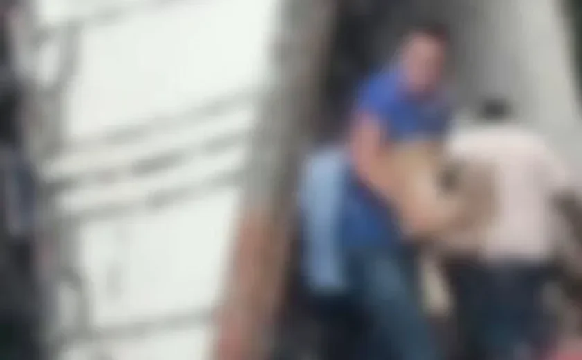 Vídeo mostra carga de queijos sendo saqueada em Flexeiras
