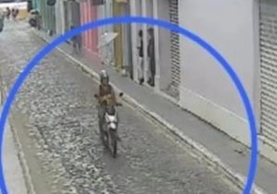 Vídeo mostra queda de luminária que atingiu motoqueiro em Penedo