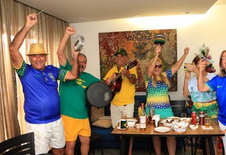 Torcida maceioense faz a festa na Praça Multieventos e também em casa, mas Brasil leva gol no final e perde o jogo contra Camarões