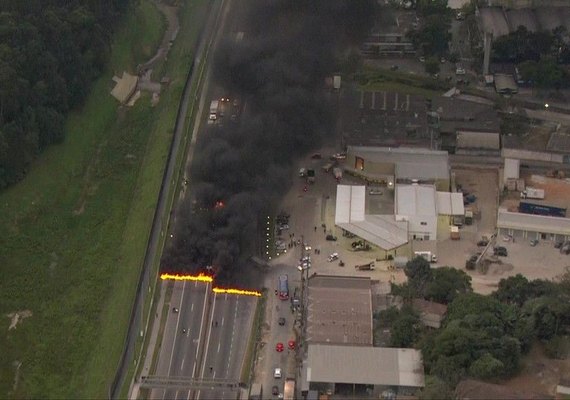 Manifestantes bloqueiam vias de São Paulo em dia de votação da denúncia contra Temer