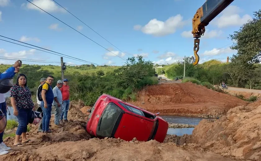 Carro capota no trecho em obras da ponte de Feira Grande