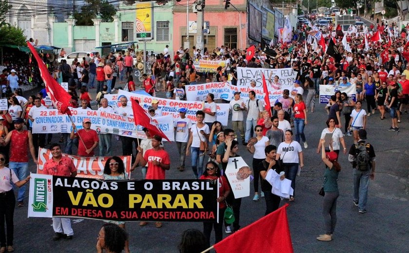 Reforma de Bolsonaro é alvo de protesto em Maceió