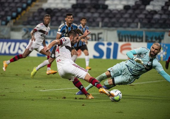 Flamengo vira sobre o Grêmio no segundo tempo e vence na Arena