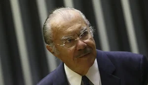 Ex-presidente José Sarney segue internado em hospital de São Paulo