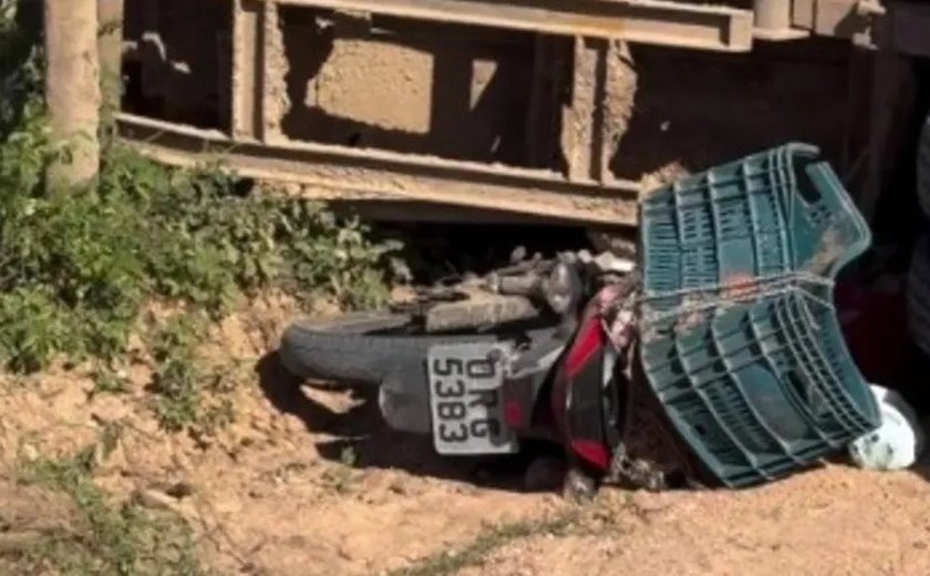 Homem morre e pessoas ficam feridas após micro-ônibus escolar tombar em cima de moto em Piranhas