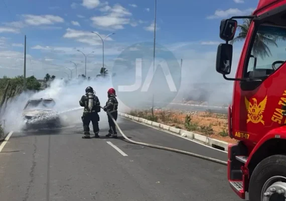 Carro pega fogo e é destruído por chamas em via do bairro João Paulo II, em Arapiraca