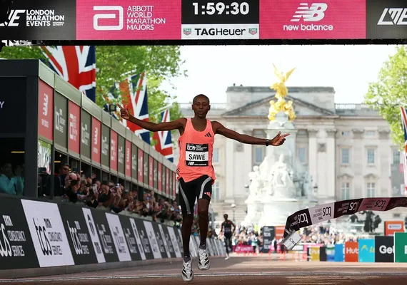 Queniano se torna primeiro atleta a correr maratona abaixo de 2 horas