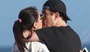 Sérgio Mallandro beija muito a nova namorada em praia do Rio; conheça a moça