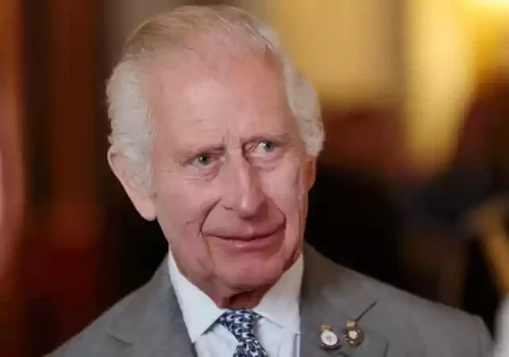 Rei Charles III é internado devido 'efeitos colaterais' de tratamento contra câncer