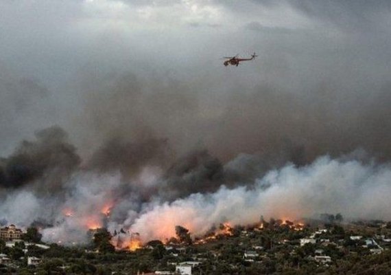 Grécia procura desaparecidos de casa em casa após incêndio devastador