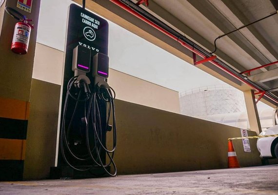 Chega a Maceió primeiro posto para abastecer carros elétricos