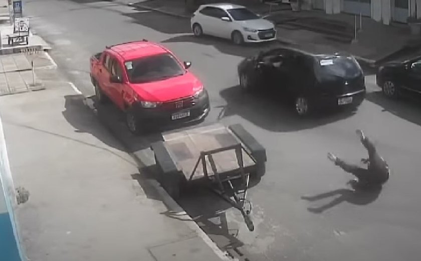 Motorista por aplicativo é jogado de carro em movimento após assalto em Maceió