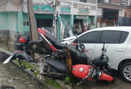 Acidente entre carro e poste é registrado em trecho da BR-104