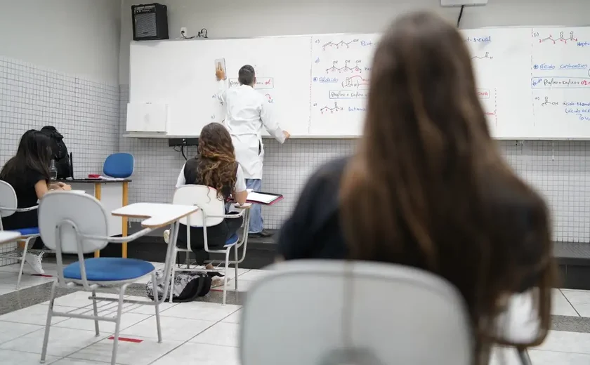 Relatório amplia formação básica do ensino médio para 2,2 mil horas