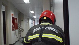 Corpo de Bombeiros resgata quatro pessoas em elevador de prédio na Jatiúca