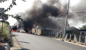 Incêndio de grandes proporções destrói estrutura de residência em Pilar