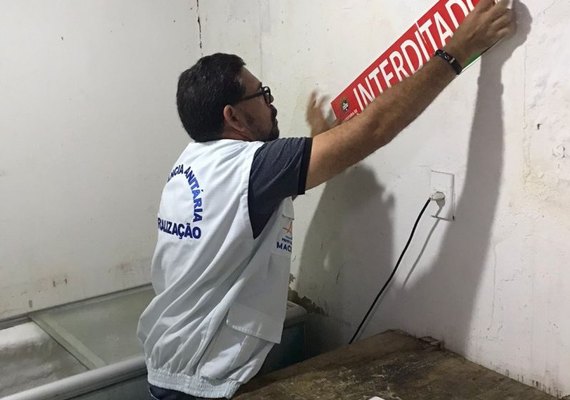 Restaurante na Ponta Verde é interditado por funcionamento irregular