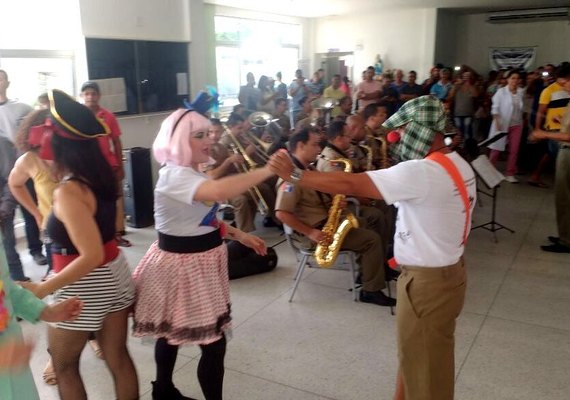 Banda da PM e Anjos do Riso fazem prévia de carnaval no HE do Agreste 