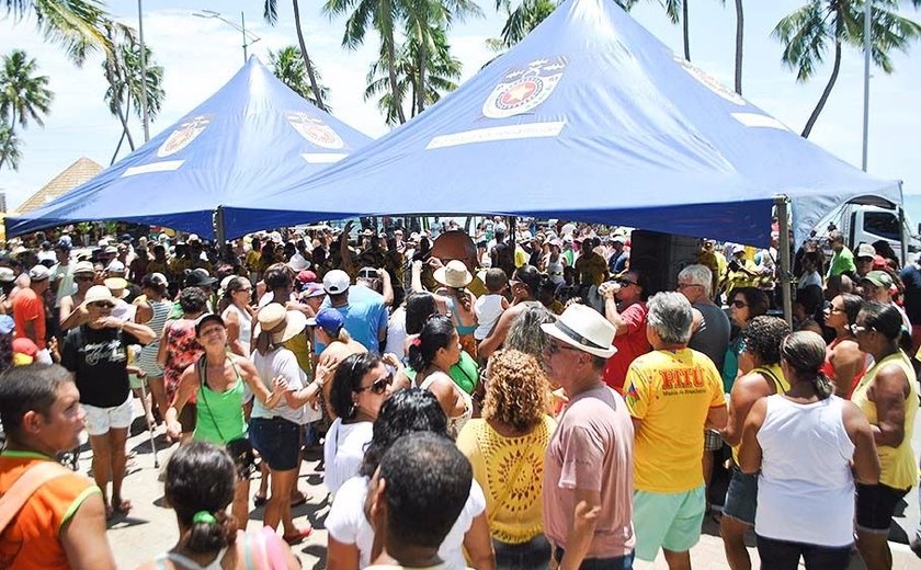 Projeto Se Liga na Praia promove festa do samba na Ponta Verde