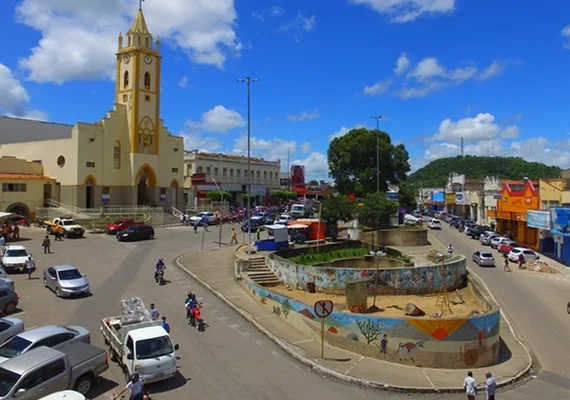 Homem fica ferido após colisão entre moto e carro em Santana do Ipanema
