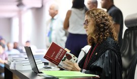 Vídeo: promotora sustenta que madrasta agiu por vingança ao arremessar enteado do 4º andar