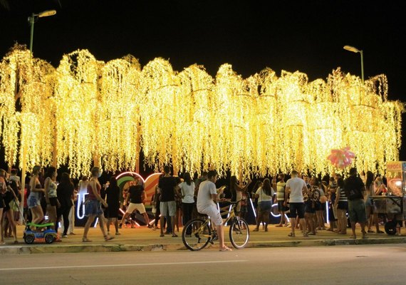 Prefeitura retira iluminação natalina do totem 'Eu Amo Maceió' por causa de aglomerações