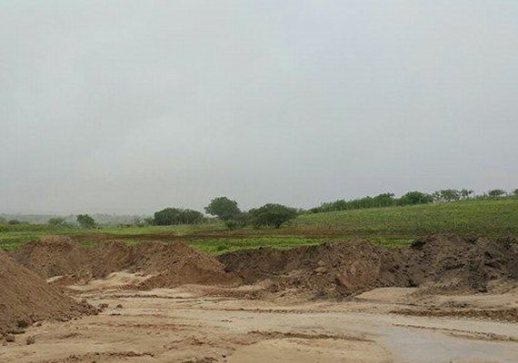 FPI flagra extração ilegal de areia e supressão de vegetação nativa com motosserra