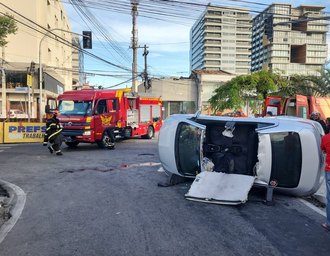 Acidente deixa mulher presa às ferragens na Pajuçara