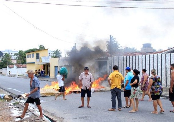Avenida na Serraria é bloqueada em protesto por falta de asfalto e esgoto