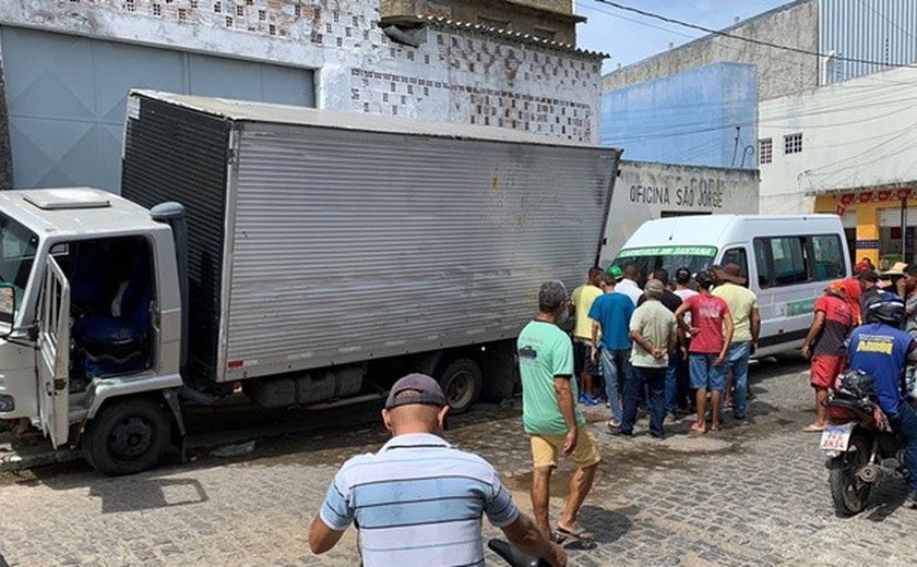 Engavetamento entre caminhão e veículos de passeio deixa trânsito parado em rua de Santana do Ipanema