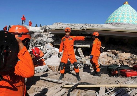 Número de mortes por terremoto na Indonésia supera 320