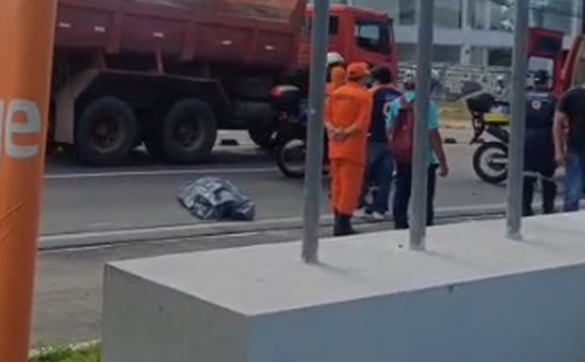 Mulher morre após colidir moto em poste na Avenida Menino Marcelo