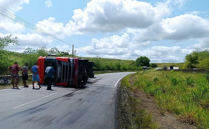 Motorista fica ferido após caminhão tombar em rodovia federal