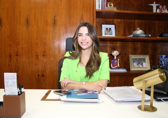 Yandra Moura apresenta o projeto 'Larissa Manoela', que visa preservar o patrimônio dos menores de idade