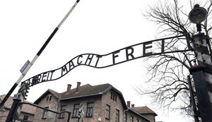 Homem é condenado por postar na internet réplica em miniatura de Auschwitz