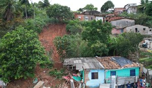 Chuvas causam deslizamento de barreira no Flexal de Cima