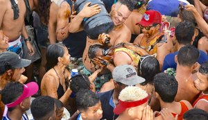 Primeira tarde de mela-mela leva 15 mil foliões ao corredor da folia em São José da Laje