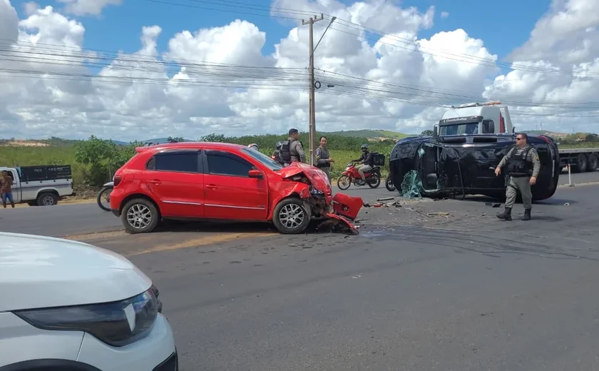 Carro capota após colisão com outro veículo em Arapiraca
