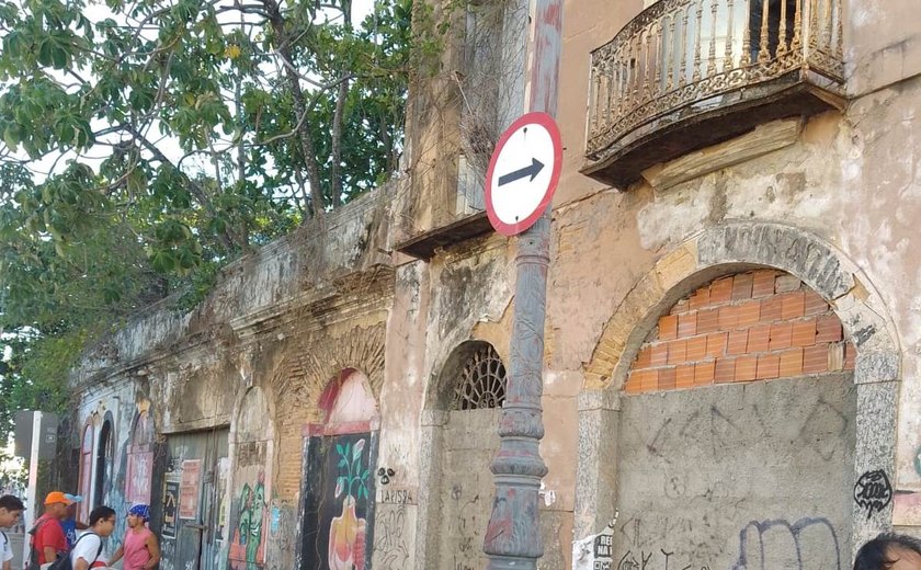 Sacada de prédio antigo desaba após crianças subirem na estrutura no Jaraguá