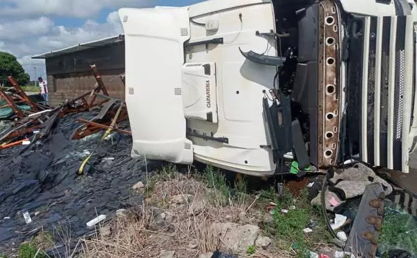 Caminhão carregado de vidro tomba na AL-101 Sul