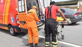 Corpo de Bombeiros socorre homem ferido após colisão entre carro e motocicleta