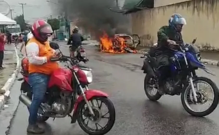 Carro pega fogo em avenida de Arapiraca nesta sexta-feira (5)