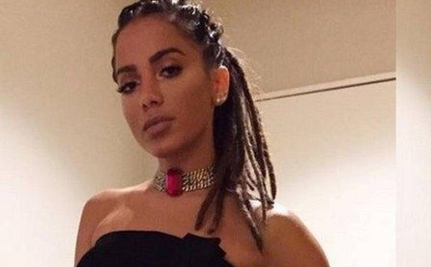 Dreads de Anitta em gravação do 'Altas Horas' geram polêmica nas redes sociais