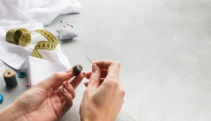 Projeto transforma lonas descartadas em bolsas e cria oportunidades de renda para mulheres em situação de vulnerabilidade